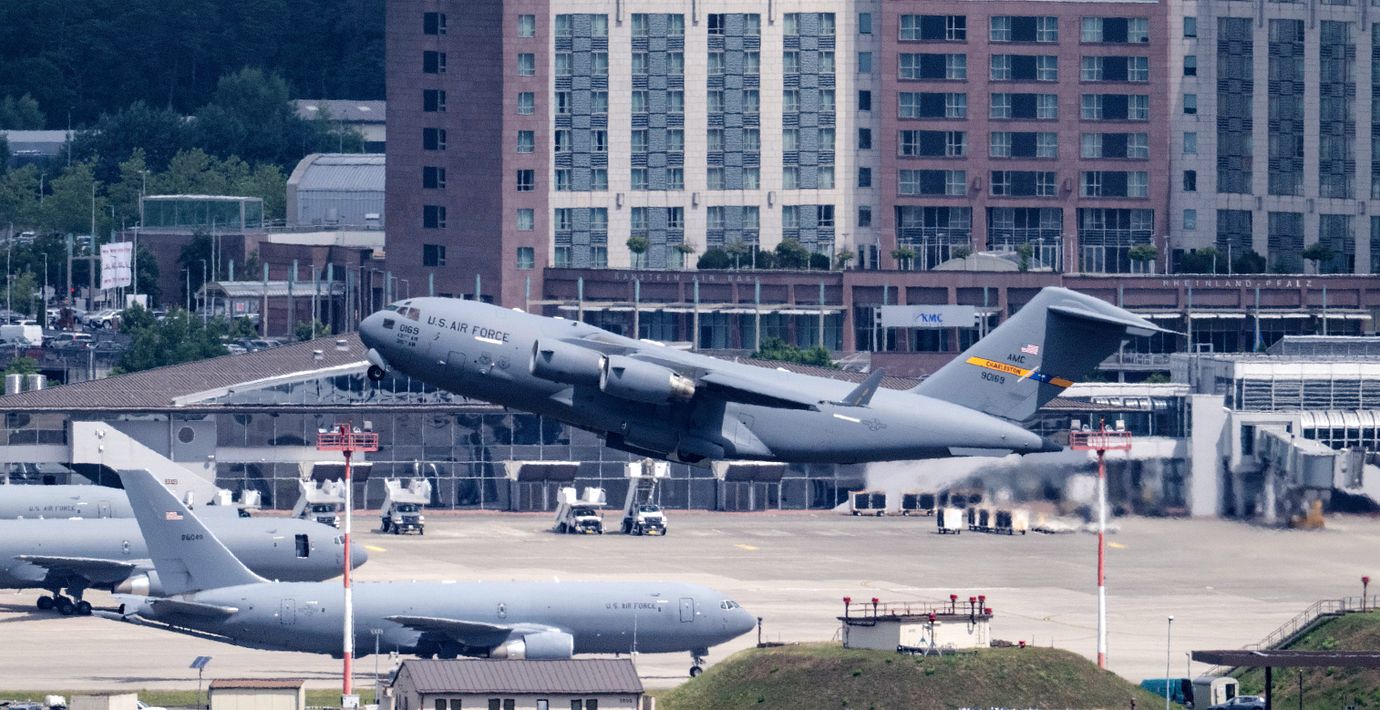 Ett transportflygplan lyfter från  den amerikanska flygbasen Ramstein i Tyskland.