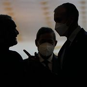 Arkivbild. Oljekartellen Opecs generalsekreterare Haitham al-Ghaisin samtalar med kollegor i kartellen. 