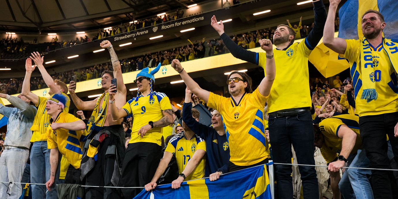 Svenska fotbollssupportrar under playoff-matchen mot Polen i mars.