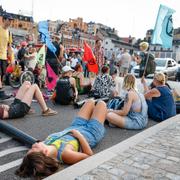 Klimataktivister i vägblockad vid Slussen.