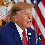 Trump/Deltagare i Khameneis begravningståg.