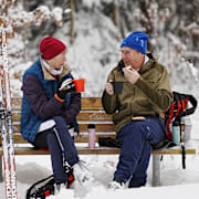 Snön ger glädje för motionärerna Ingegerd och Johan i Sisjöns motionsspår i Göteborg.