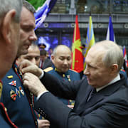 Rysslands president Vladimir Putin deltar på en ceremoni där Rysslands ”guldstjärna” delas ut.