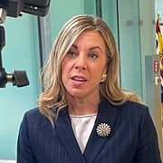 EU-minister Jessica Rosencrantz på väg in till tisdagens EU-möte i Luxemburg.