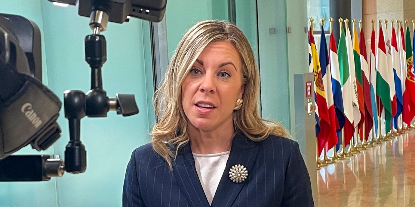 EU-minister Jessica Rosencrantz på väg in till tisdagens EU-möte i Luxemburg.