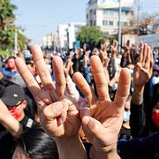 Demonstranter visar symbolen för protsterna på tisdagen. 