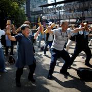 En grupp människor som deltar i gympa för äldre i Japan.  Reuters Photographer / REUTERS