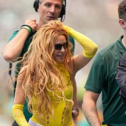 Shakira inför uppträdandet under VM-premiären.
