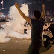 Fransk polis använde tårgas för att skingra bråkande fotbollsfans i Marseille