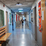 En korridor i en svensk grundskola. Arkivbild. 