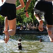 Parisbor hoppar ner i Saint-Martin-kanalen efter att en sträcka på 100 meter öppnats för bad.