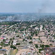 Odaterad bild från en video som Ukrainas 34:e separata marininfanteribrigad Borysfen tillhandahöll den 22 september 2026: Rök stiger från ett bostadsområde i den ryskockuperade staden Olesjky i Chersonregionen i Ukraina.