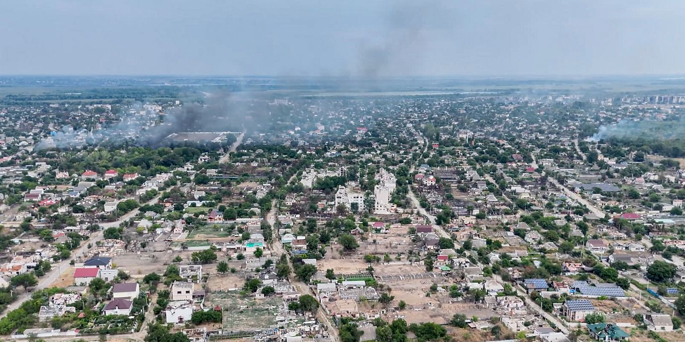 Odaterad bild från en video som Ukrainas 34:e separata marininfanteribrigad Borysfen tillhandahöll den 22 september 2026: Rök stiger från ett bostadsområde i den ryskockuperade staden Olesjky i Chersonregionen i Ukraina.