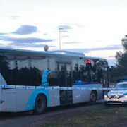 Bussen där mordet utfördes (t h).