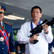 Filippinernas nationella polischef Ronald Dela Rosa och presidenten Rodrigo Duterte som håller upp ett vapen inför fotograferingen. 