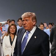Donald Trump när han går av planet i Kina.