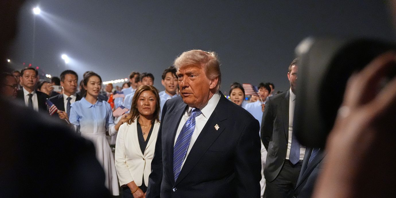 Donald Trump när han går av planet i Kina.