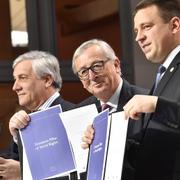 Europaparlamentets talman Antonio Tajani, Europeiska kommissionens ordförande Jean-Claude Juncker och Estlands premiärminister Juri Ratas under EU:s toppmöte för rättvisa jobb och tillväxt i Eriksbergshallen, Göteborg. 