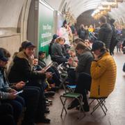 Kyivbor tar skydd i tunnelbanan.