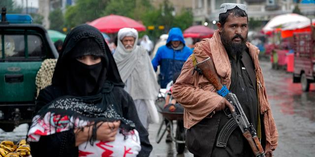 En talibansoldat och invånare i Kabul, 3 maj. Ebrahim Noroozi / AP