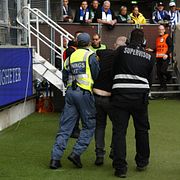 Mannen fördes bort från Gamla Ullevi efter skandalen. 