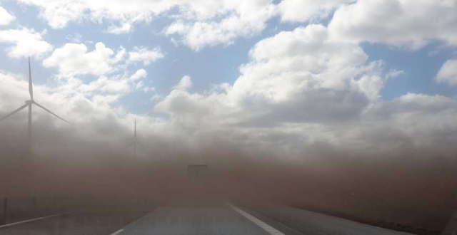Bild från sandstormen på E20. Foto: Johannes Eriksson