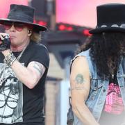 Axl Rose och Slash under konserten på Ullevi på lördagen.