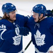 William Nylander kramar om lagkamrataten Zach Hyman.