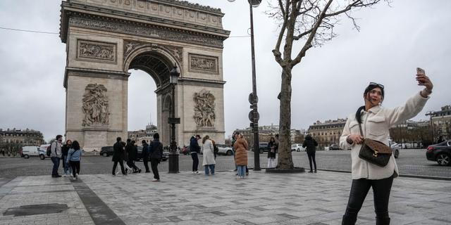 En turist tar en selfie i centrala Paris. Michel Euler / AP