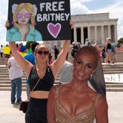 Demonstranter visar sitt stöd för Britney Spears.