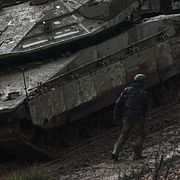 Israelisk soldat vid gränsen till Libanon.