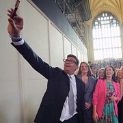 Burnham tar ett foto tillsammans med sina kollegor i Labour i Westminster Hall tidigare i veckan.