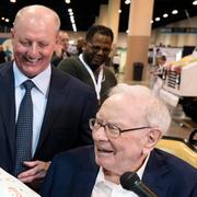 Greg Abel och Warren Buffett på Berkshires årliga aktieägarmöte. Från årsskiftet behöver han inte titta över legendarens axel.