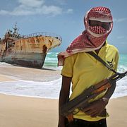De fem dödade var från Pakistan, Indien och Myanmar. Fartyget hade omkring 18 500 fat olja ombord och 16 misstänkta pirater har gripits.