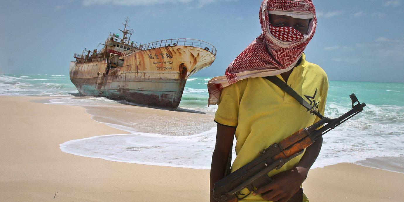 De fem dödade var från Pakistan, Indien och Myanmar. Fartyget hade omkring 18 500 fat olja ombord och 16 misstänkta pirater har gripits.