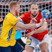  Sveriges Jim Gottfridsson och Danmarks Henrik Mollgaard under matchen. 