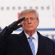 President Donald Trump tar emot Kinas president Xi Jinping på Joint Base Andrews.