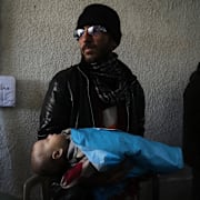 Khalid Abu Jarad bär sitt döda syskonbarn Shatha Abu Jarad. 20 januari 2026. 