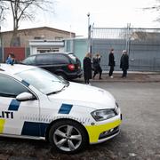 Arkivbild: Den judiska skolans rektor intervjuas utanför skolan.