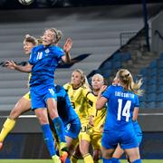 Sveriges Magdalena Eriksson och Islands Dagný Brynjarsdóttir i nickduell.