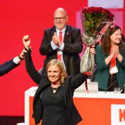 Stefan Löfven gratulerar Magdalena Andersson efter att hon valts till ny partiledare.