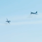 Skärmdump från videoklippet till vänster. Till höger en stillbild från en video som visar ryska SU-25 piloter och som släppts av ryska militären tidigare under kriget. 