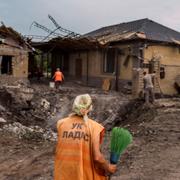 Amnestys logo/Bombat hus i Kramatorsk.