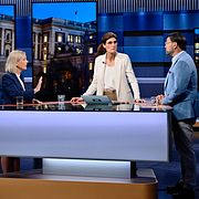 Socialdemokraternas partiledare Magdalena Andersson och Sverigedemokraternas partiledare Jimmie Åkesson (Smöts i en debatt ledd av programledaren Cecilia Gralde i SVT:s Aktuellt på onsdagskvällen.