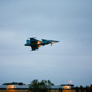 En Saab JAS 39B över Linköping City Airport 2015. 