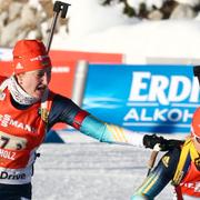 Ukrainas Olga Abramova växlar till en lagkamrat i en stafett förra vintern.