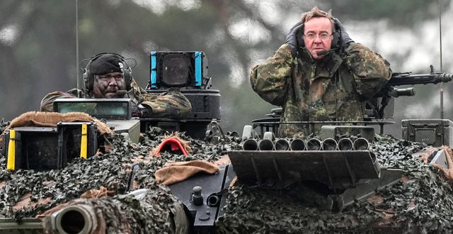 Försvarsminister Boris Pistorius under en stridsvagnsövning i Tyskland.  Martin Meissner / AP