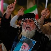 Irakiska shiamuslimer med bilder på Irans högste ledare ayatollah Ali Khamenei, som dödades i slutet av februari. Bild från 6 mars.