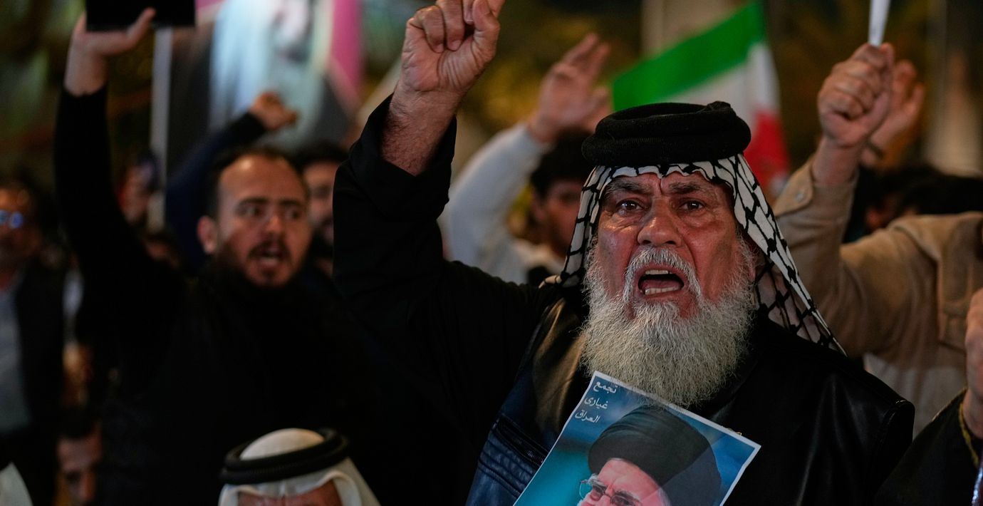 Irakiska shiamuslimer med bilder på Irans högste ledare ayatollah Ali Khamenei, som dödades i slutet av februari. Bild från 6 mars.