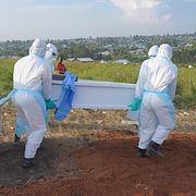 Personer i skyddsutrustning bär en kista med en person som avlidit i ebola i östra Kongo-Kinshasa, 12 augusti 2026.
